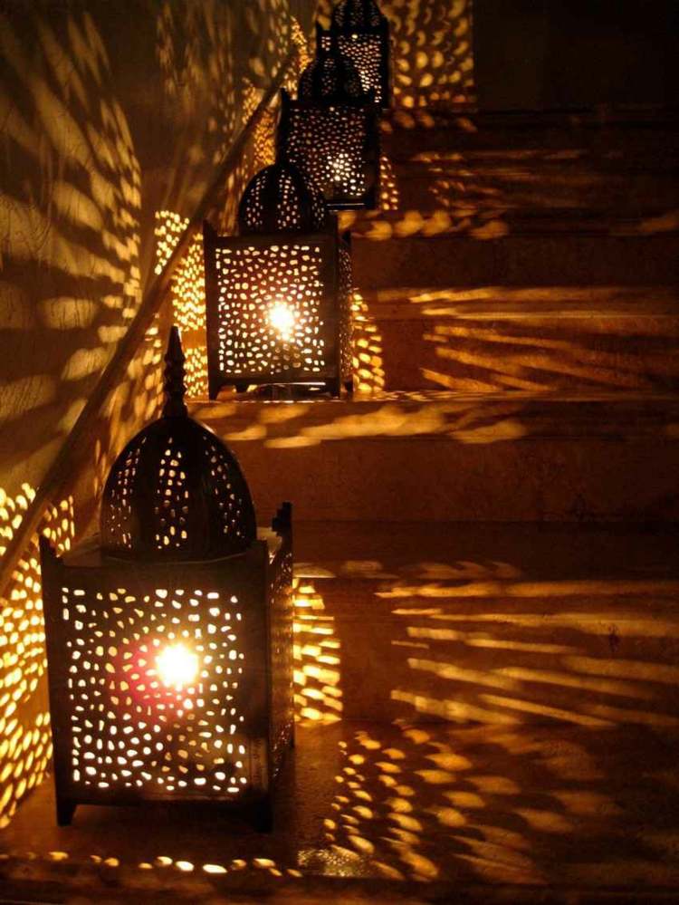orientalisk-lampa-golvlampa-lykta-metall-trappor-ljus-lek-mönster-varm