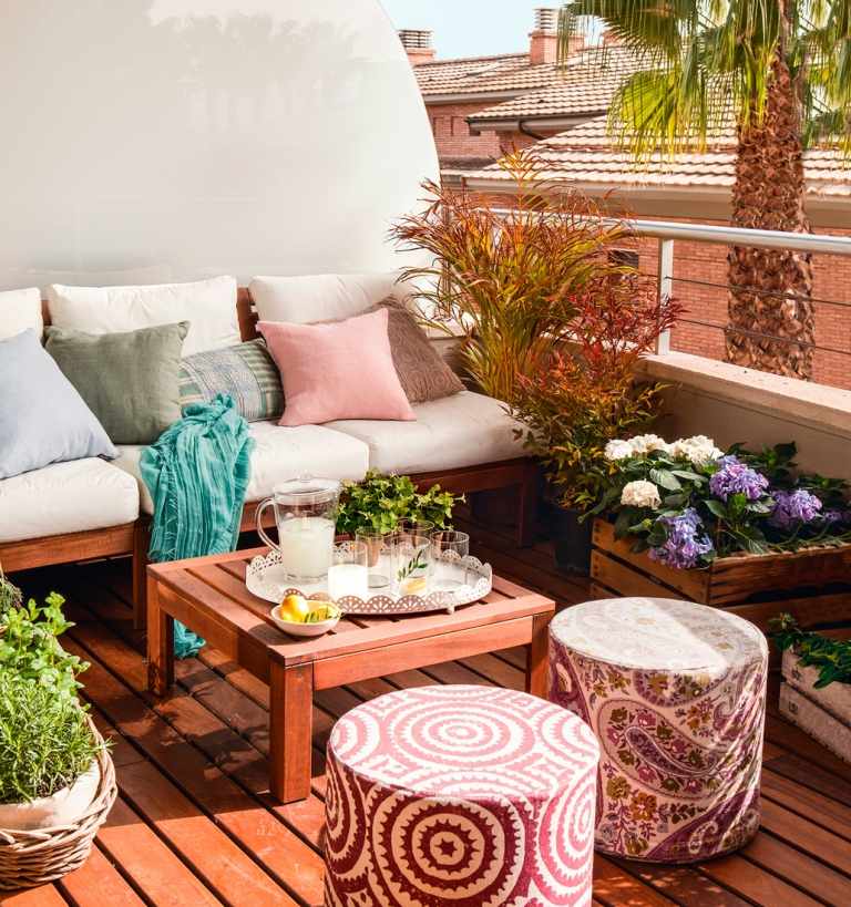 Orientalisk balkong sittdyna Soffa terrass träbord växtdekoration idéer