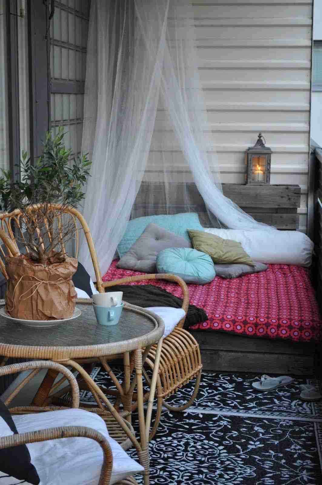 Sätt upp en orientalisk balkong, terrass, vardagsrum, bygg din egen säng, pallmöbler