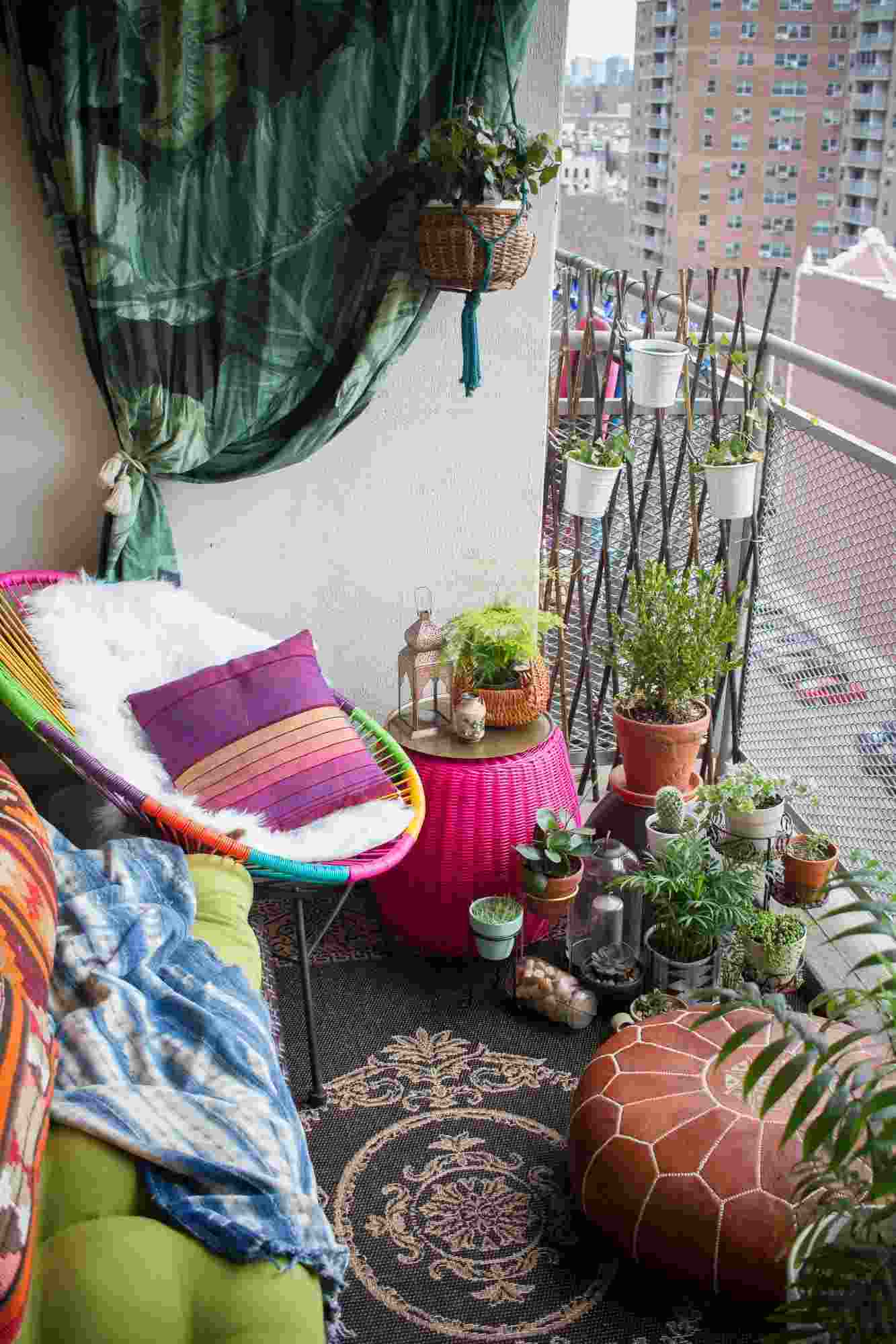 Orientaliska balkonger små möbler idéer Boho hemstil sittdynor