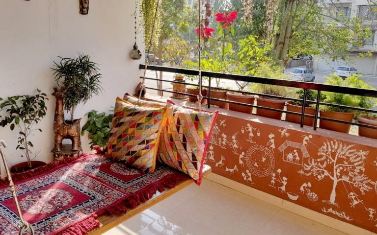 Orientalisk balkong möbler dekoration idéer gungbädd sittkuddar levande trender