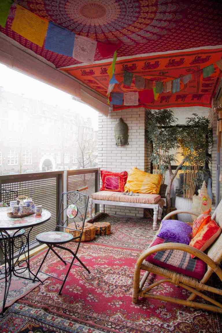 Orientaliska balkongdynor Marockansk matta som dekorerar terrassen Boho