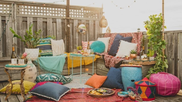 Orientaliska balkong sittdynor Marockanska hemtillbehör mattor design terrass