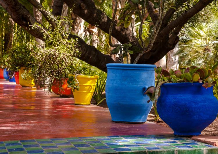 orientaliska trädgård blomkrukor olika storlekar trädgård stig