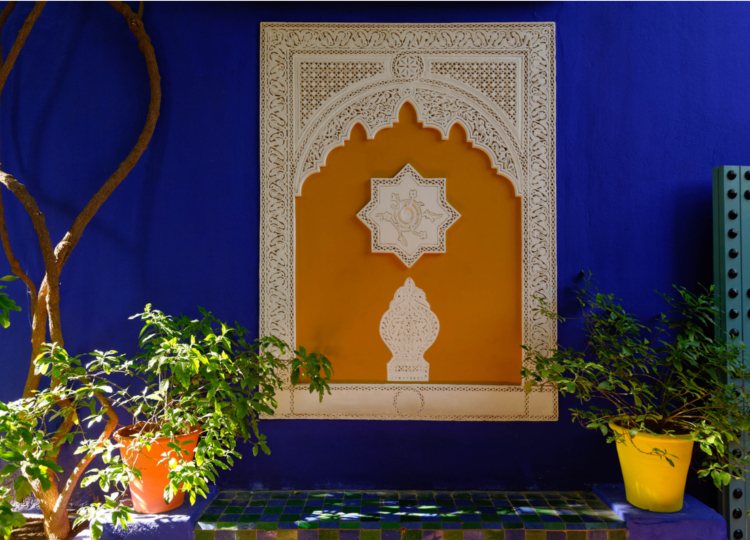 orientalisk trädgård krukväxter mosaikplattor prydnadsfontän