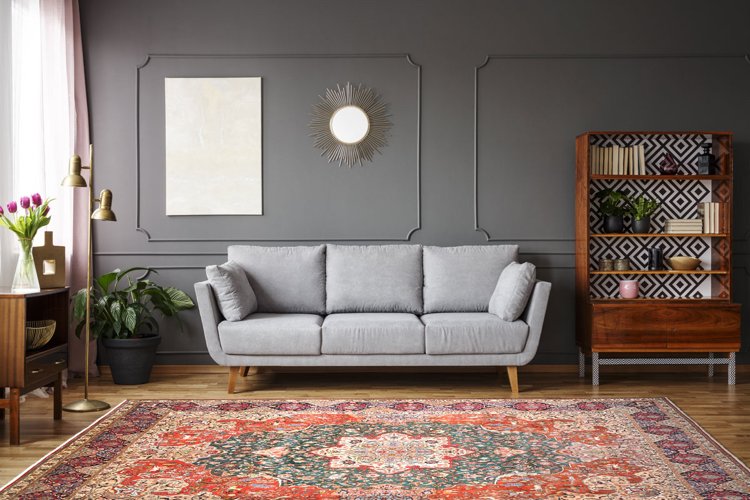 Persisk matta i vardagsrummet-klassisk inredning, grå väggar, ljusgrå 3-sits soffa