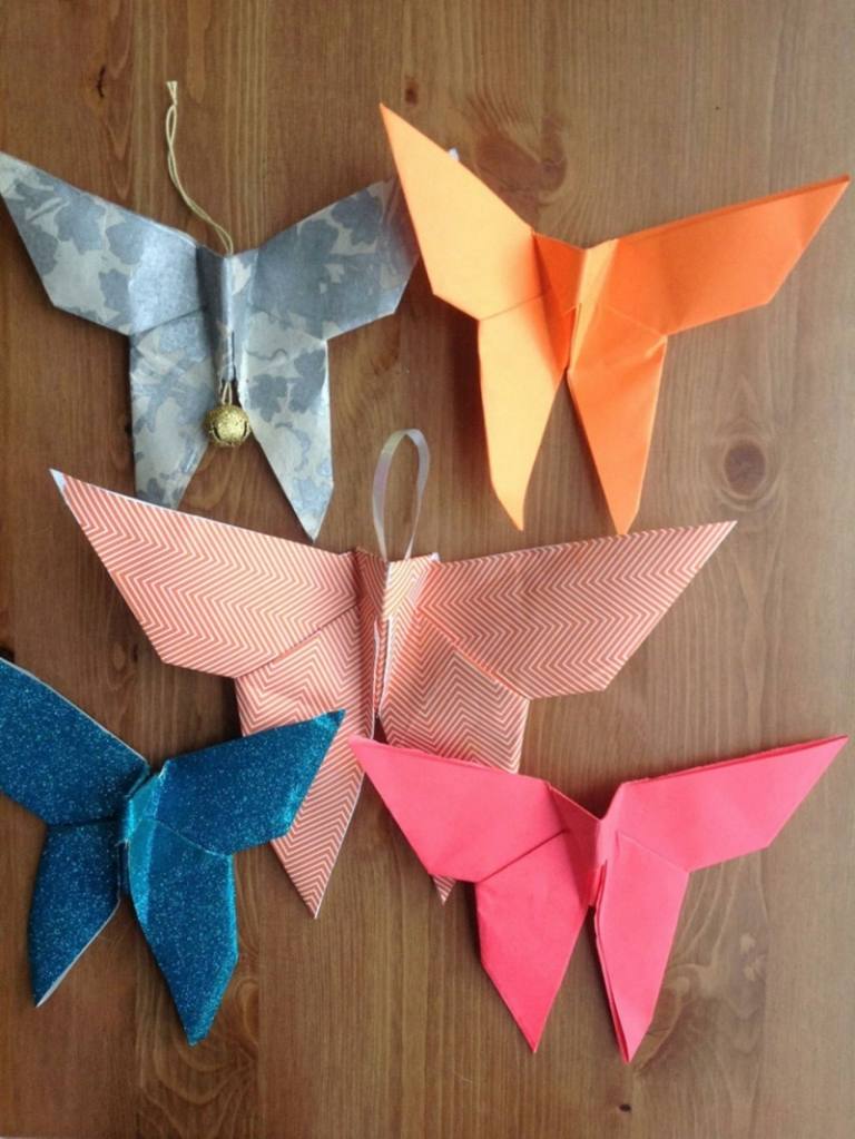 dekoration i barnkammaren papper fjärilar färgglada färger origami idé