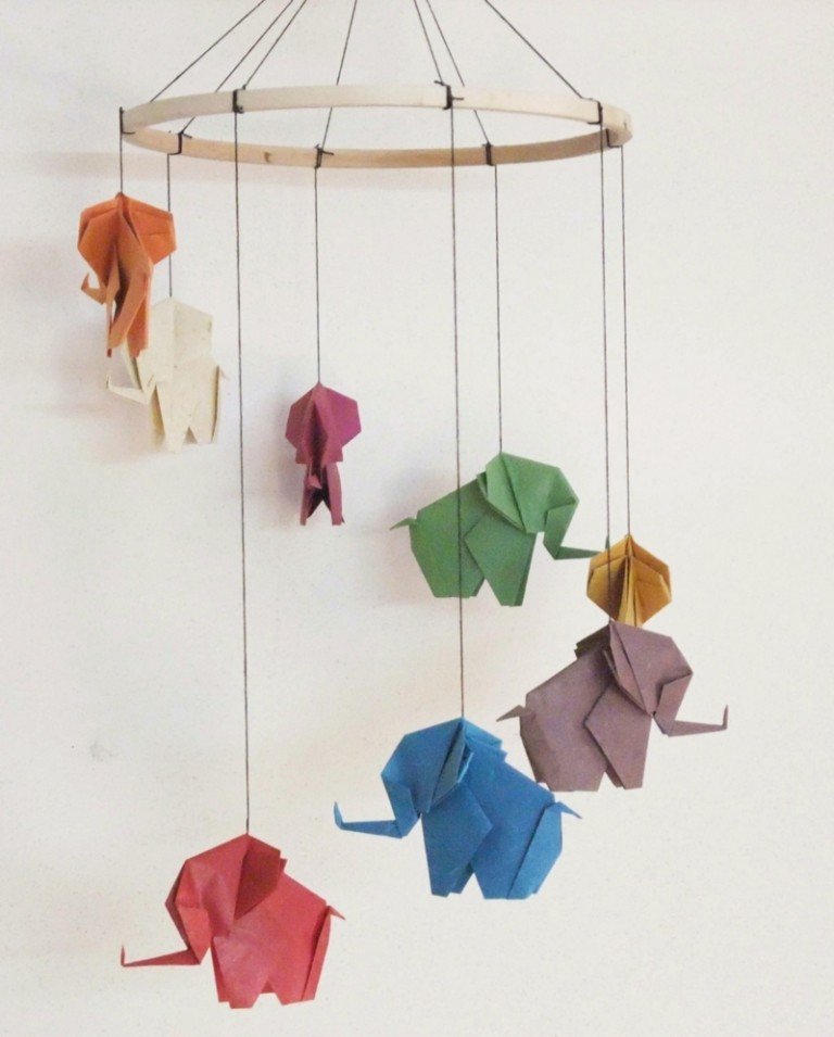 dekoration i barnkammaren mobil baby elefant origami papper