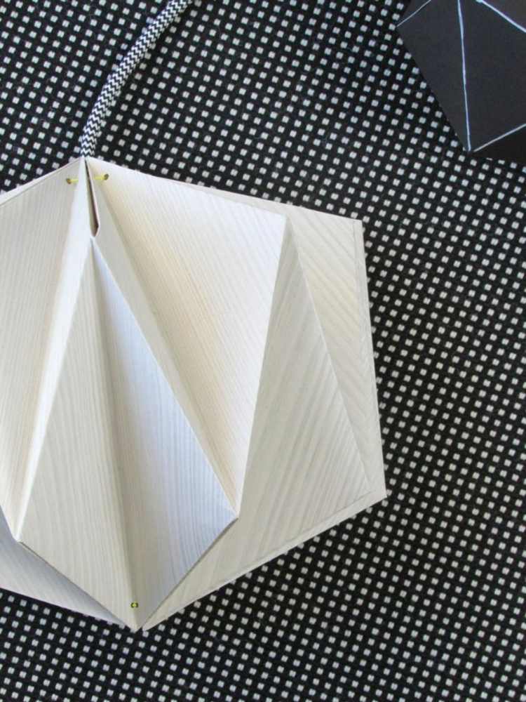 lampa-origami papper lampskärm bordsduk prickar svart och vitt