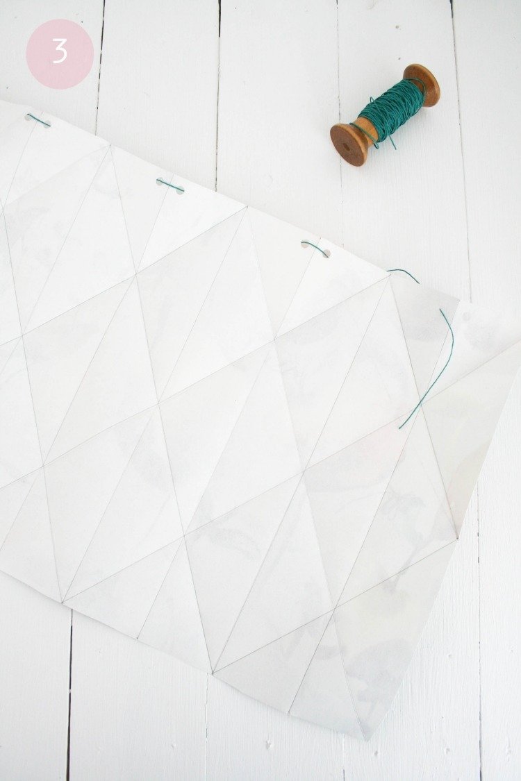 origami-lampa-diy-instruktioner-papper-vikning-tråd-bindning-vit