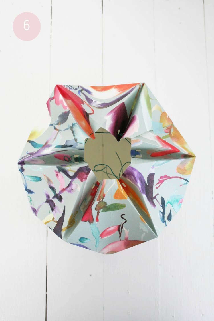 origami-lampa-diy-instruktioner-vik-knyta-papper-blomma-mönster-fäst-sladd