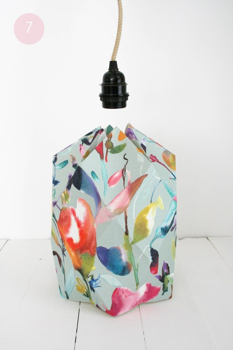 origami-lampa-diy-instruktioner-lampskärm-hängande-ljus-kabel-blomma-mönster-papper