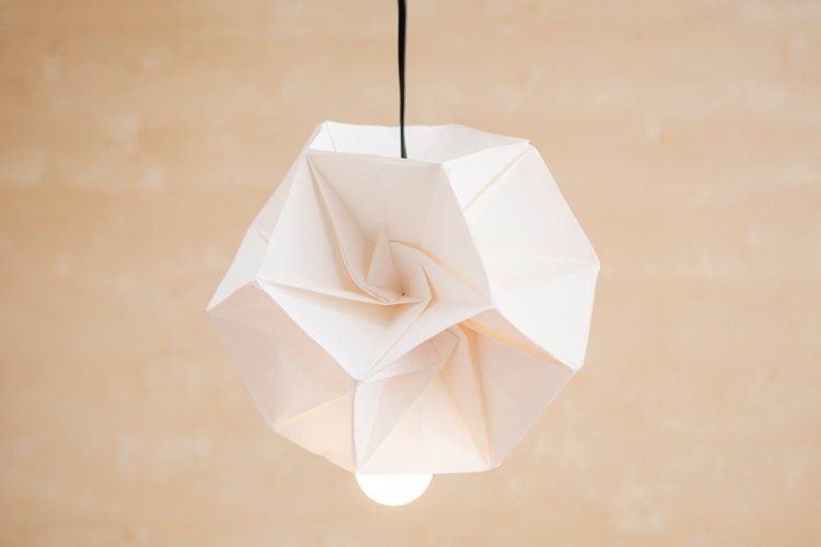 origami-lampa-diy-instruktioner-vit-hängande-ljus-kabel-svart