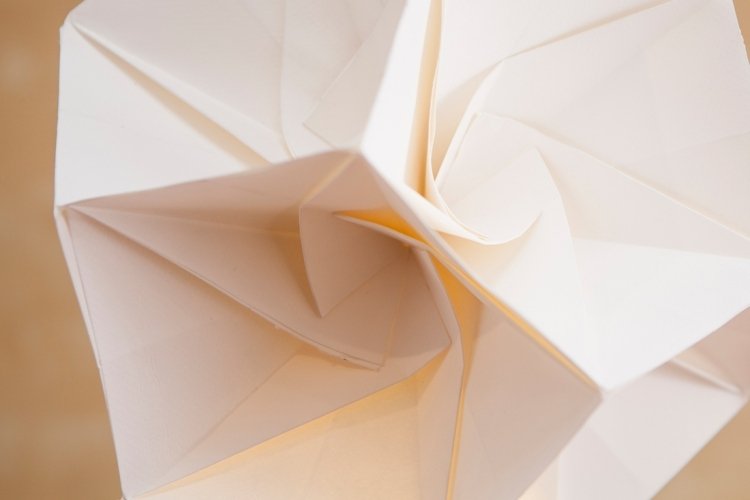 origami-lampa-diy-instruktioner-detalj-kartong-vita-veck-ros-fix