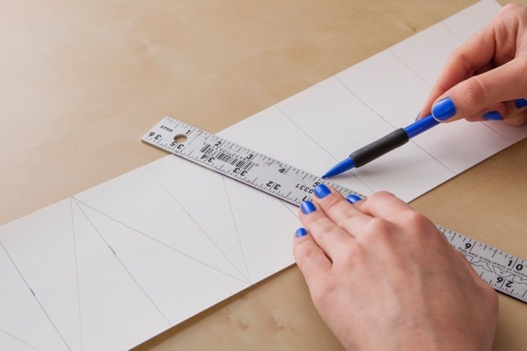 origami-lampa-diy-instruktioner-kartong-vit-linje-vikar-vit
