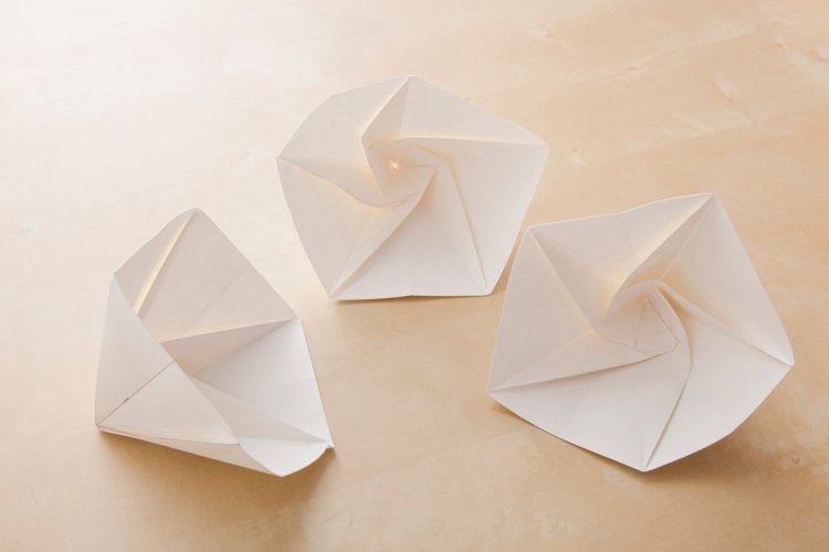 origami-lampa-diy-instruktioner-kartong-vitt-papper-vik-gör-det-själv