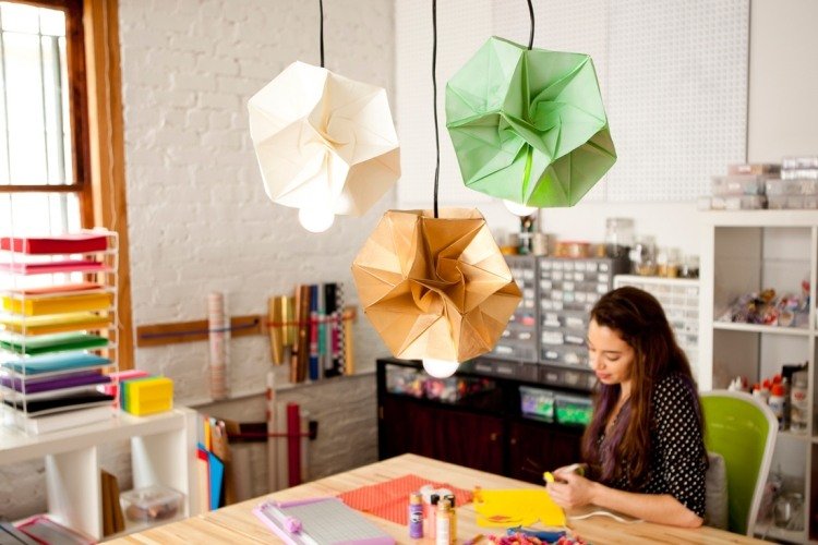 origami-lampa-diy-instruktioner-papper-kartong-vikning-dekoration-taklampor