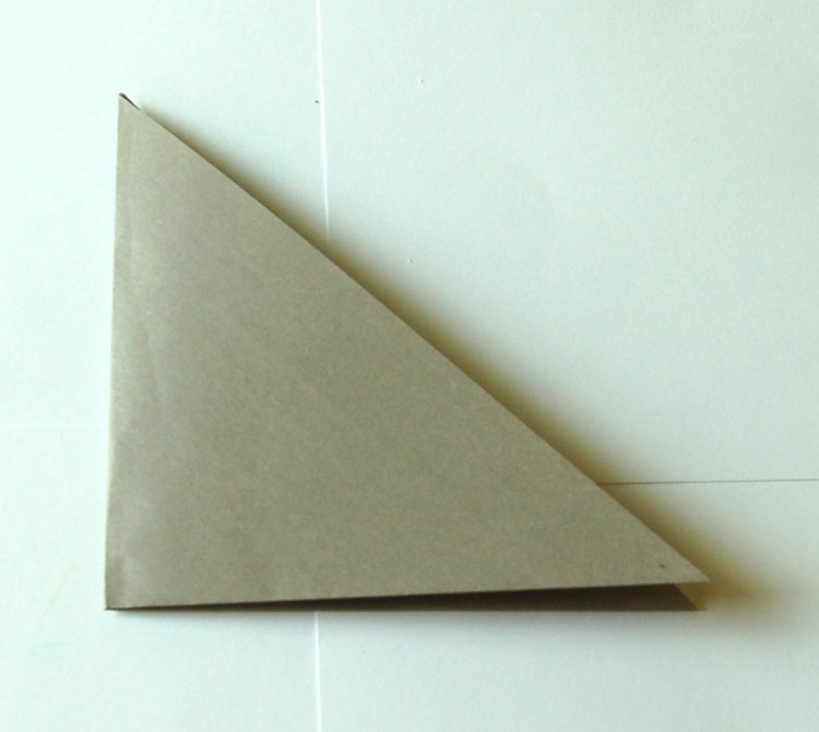 tinker origami djur grått papper hund figur steg 3