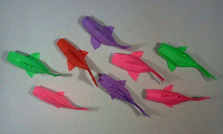 tinker origami djur fisk koi färgglad väggdekoration idé