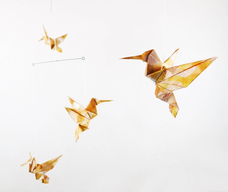 origami fågel kolibri gyllene papper mönstrad mobil