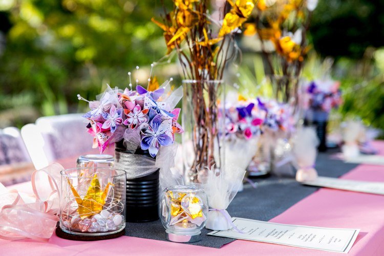 Origami kran i glas av gyllene papper Kusudama blommor bord dekoration bröllop