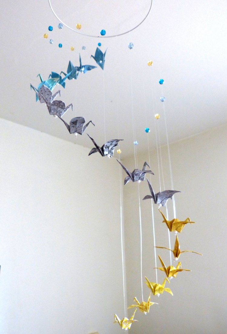 origami fågel mobilkranar som hänger i en spiral