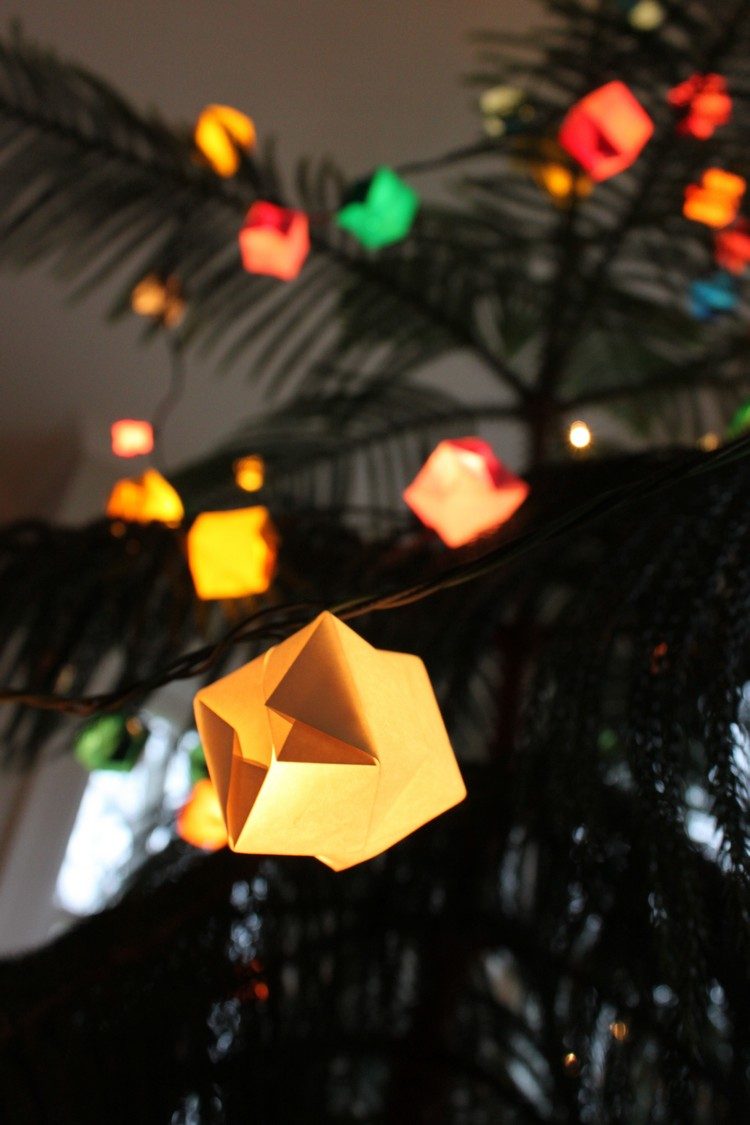 origami-jul-jul-träd-fe-lampor-färgglada-pappers-lådor