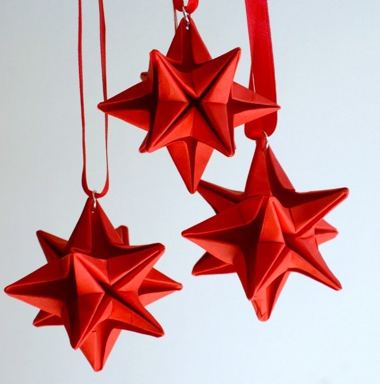 origami-jul-viknings-instruktioner-stjärnor-rött-papper-ornament