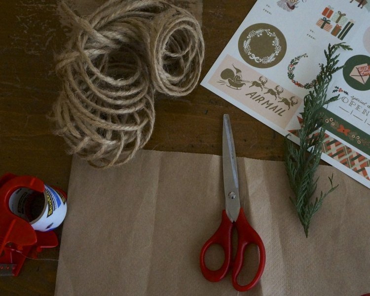 original presentförpackning tinker-jul-instruktioner-material-garn-jute-sax-brunt papper-vintergröna-kvistar