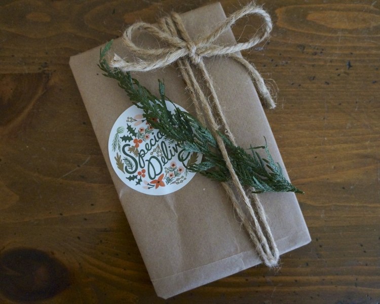 original-presentförpackning-pyssel-jul-instruktioner-brunt-papper-jute-garn-immegreen-kvistar