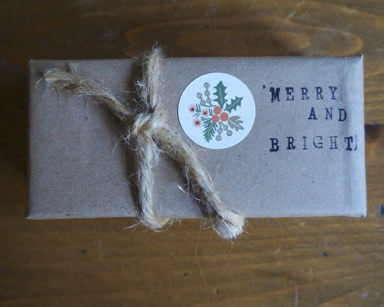 original-present-förpackning-pyssel-jul-instruktioner-brunt papper-jute-sladd-klistermärke-stämpel