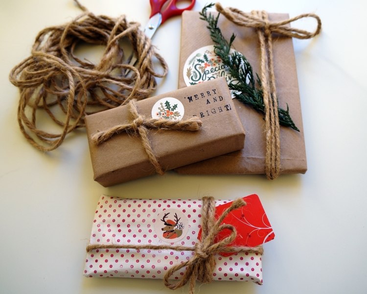 original-present-inslagning-pyssel-jul-instruktioner-jute-garn-brunt-papper-present-etiketter