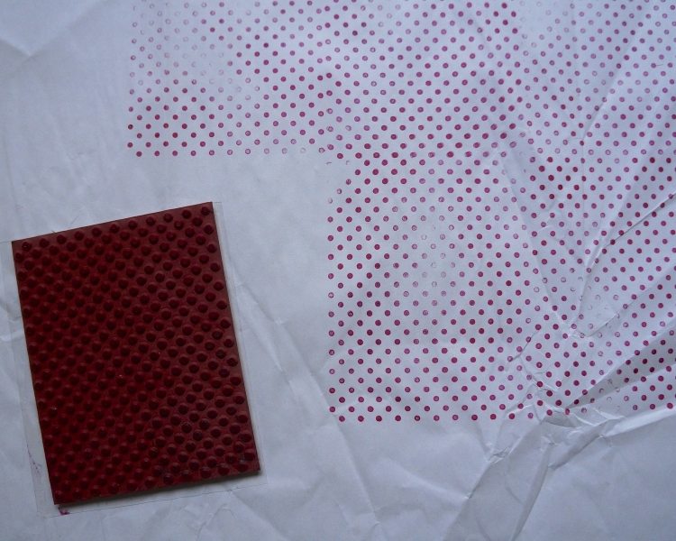 original-present-förpackning-pyssel-jul-instruktioner-papper-vit-stämpel-prickar-röd-kreativ