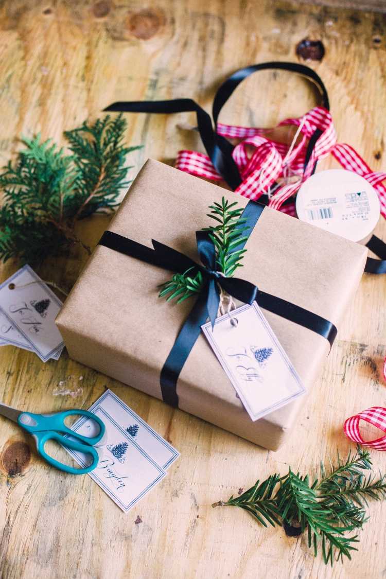 original-presentförpackning-pyssel-jul-enkelt-enkelt-band-gran-grenar-brunt papper