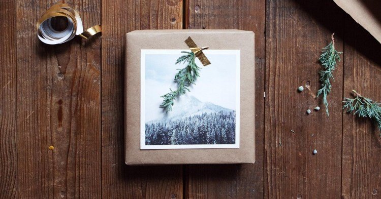original-presentförpackning-pyssel-jul-brunt papper-foto-guld-band-dekoration-enkelt