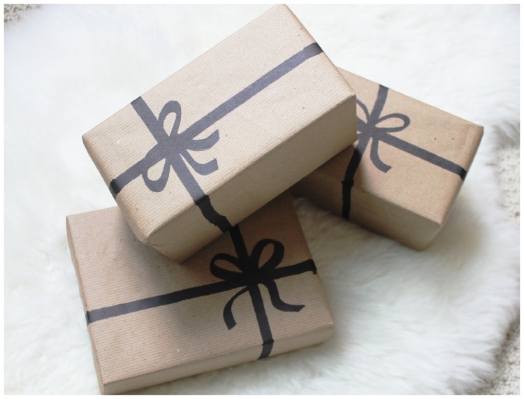 original-presentförpackning-pyssel-jul-brunt-papper-band-rosett-målning-ritning-svart