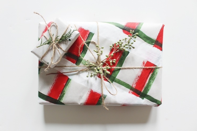 original-present-inslagning-pyssel-jul-inslagning-papper-vit-röd-grön-färg-sladd