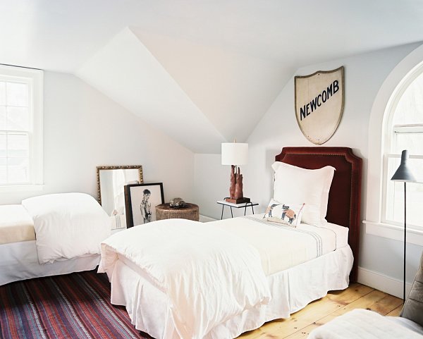 litet rustikt sovrum säng matta sluttande tak