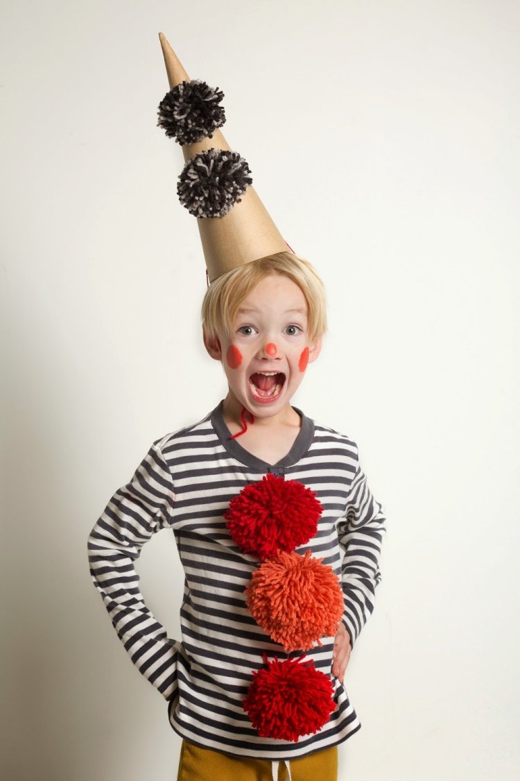 barn-karneval-kostymer-clown-pomponger-garn-papper-hatt