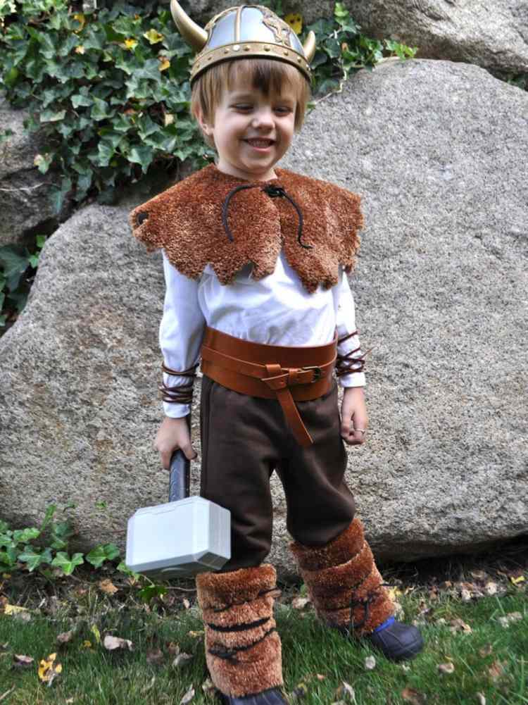 barn-karneval-kostymer-viking-hjälm-hammare-plysch