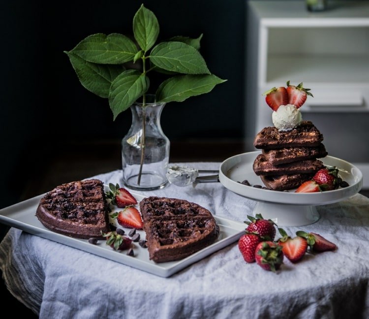 Servera brownies med jordgubbar eller vaniljglass i form av våfflor