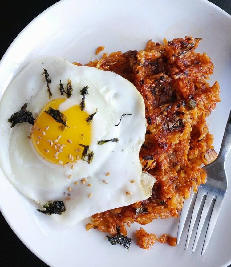 Ät kimchi med ris och ett stekt ägg till lunch