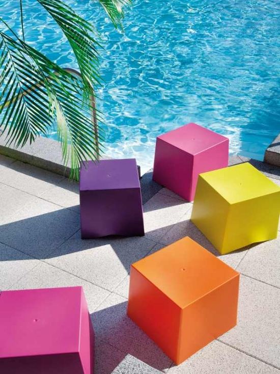 Trädgårdsmöbler design-kubik färgglada vid poolen