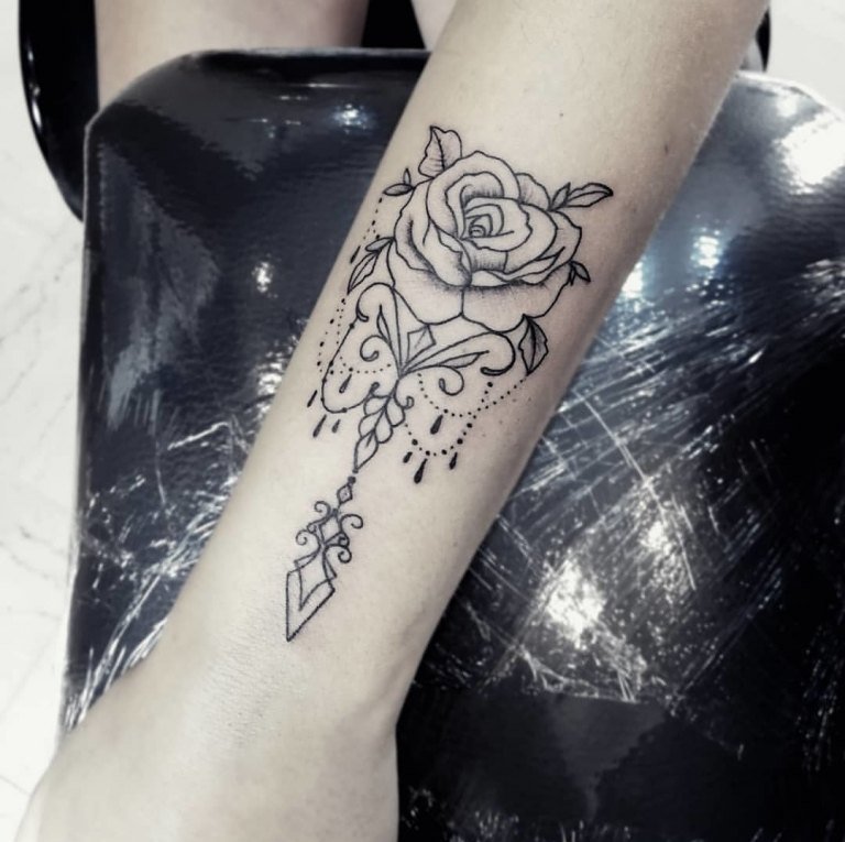 Blomma tatuering design kvinna arm tatuering underarm tatuering smärta
