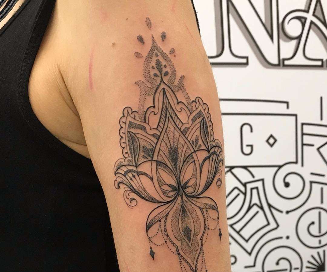 Mandala tatuering design kvinna tatuering axel smärta tatuering vård