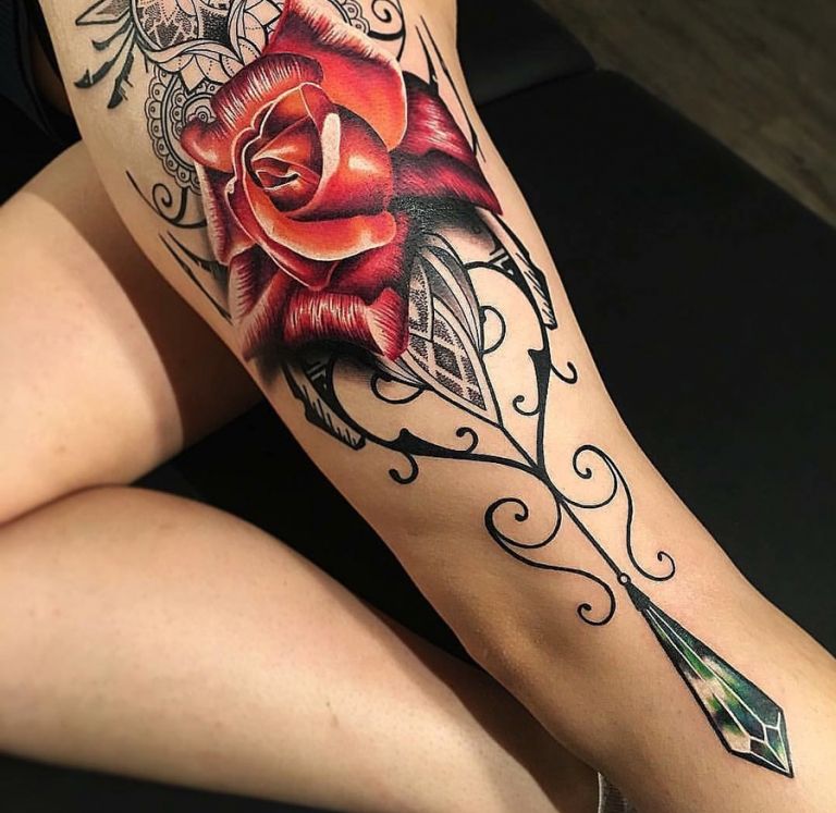 Prydnad tatuering lår kvinna tatuering design rosor mandala betydelse
