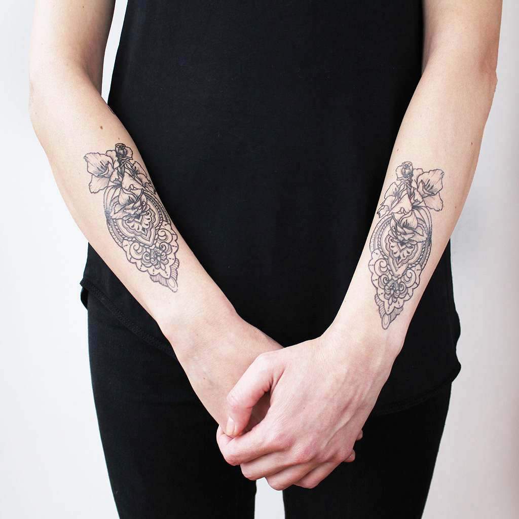 Mandala blomma tatuering betyder tatuering motiv kvinnor tatuering trender