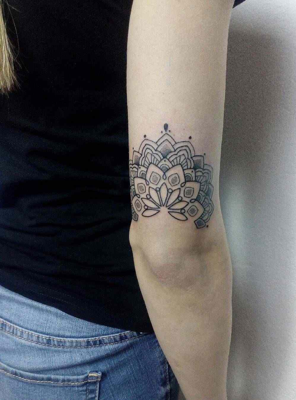 Överarm tatuering kvinna tatuering motor med mening tatuering trender
