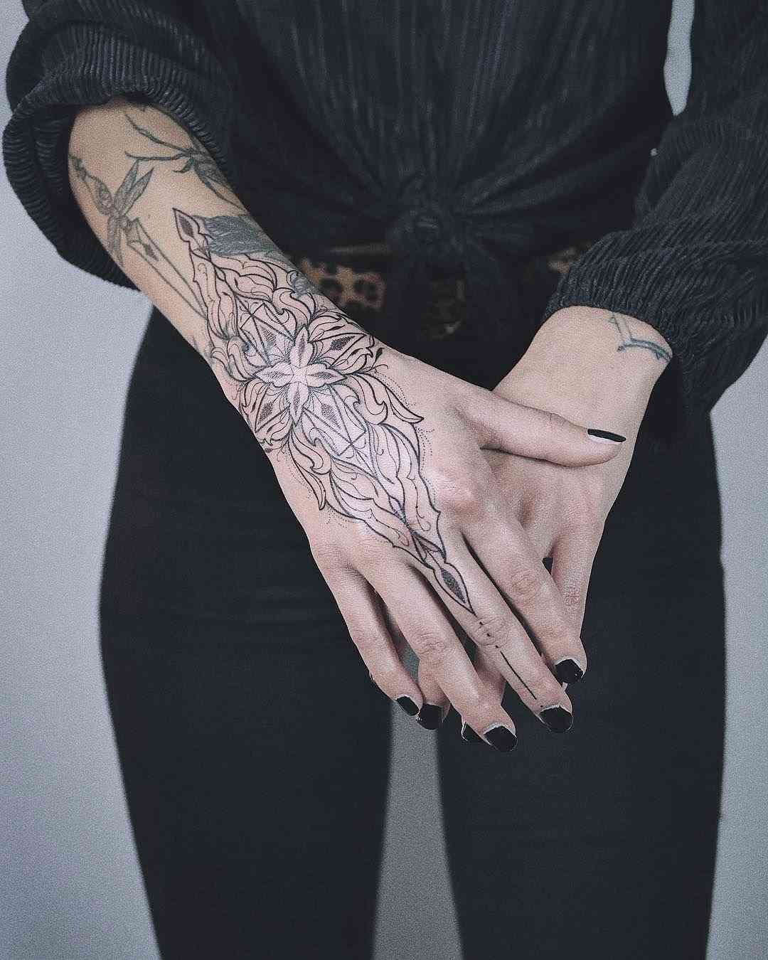 Prydnad tatuering handleden kvinna tatuering design idéer tatuering motiv