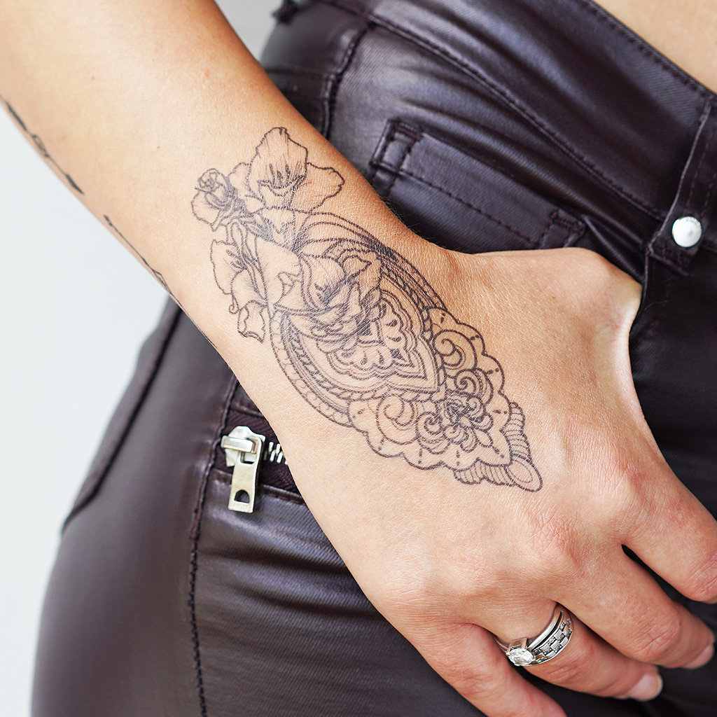 Prydnad tatuering blommor tatuering design betyder tatuering kvinna små idéer